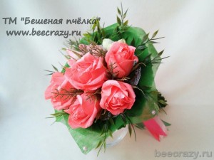 Нежный асимметричный букет из роз с конфетами